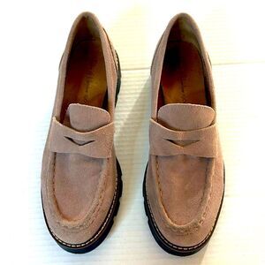 House of Harlow 1960 “Gunner” taupe suede loafer sz 9